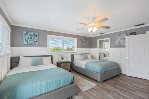 1 dormitorio con 2 camas y ventilador de techo en Villa Azule, en Clearwater Beach