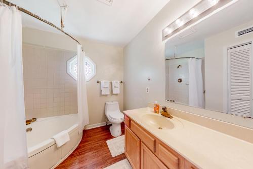 uma casa de banho com um lavatório, uma banheira e um WC. em Lake Emory Gem em Franklin