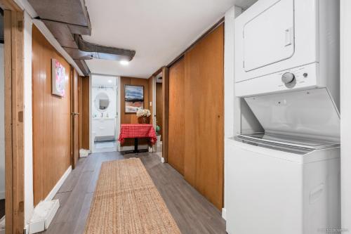 un corridoio vuoto con cucina e soggiorno di Deluxe Basement with Private Bedroom - R1 / R3 a Vancouver