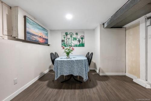 una sala da pranzo con tavolo e sedie di Deluxe Basement with Private Bedroom - R1 / R3 a Vancouver