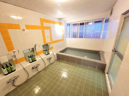 uma casa de banho com uma banheira e uma banheira em ロッジＴＯＮＢＯ・石打 em Minami Uonuma