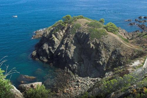 an island in the middle of the ocean at "Belvédère de la Mer" Résidence "Icaros" Wifi-Piscine-Pkg in Begur