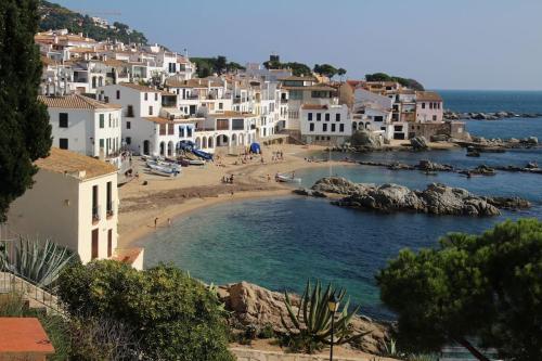 a beach in a town with white houses at "Belvédère de la Mer" Résidence "Icaros" Wifi-Piscine-Pkg in Begur