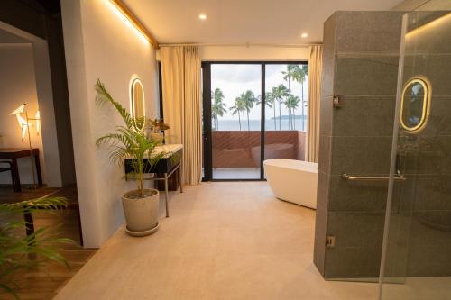 ein Badezimmer mit einer Dusche, einer Badewanne und einem WC in der Unterkunft Nacpan Beach Resort in El Nido