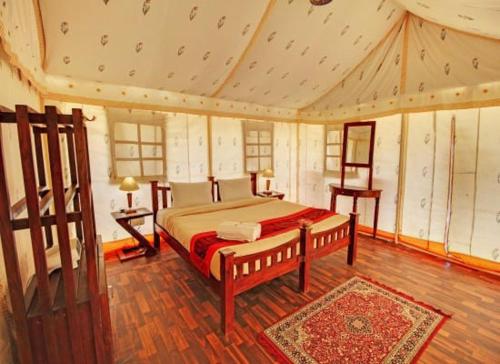 a bedroom with a bed in a room at Desert Stay Camp in Sām