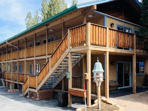 a large wooden building with stairs and a parking meter at Snow Bear Lodge in Big Bear Lake