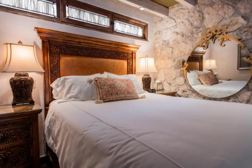 a bedroom with a large bed and a mirror at Sollano 34 in San Miguel de Allende