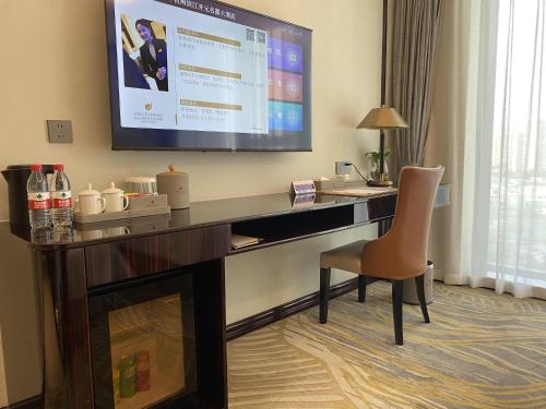 TV a/nebo společenská místnost v ubytování Grand New Century Hotel Binjiang Hangzhou