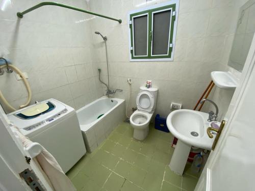 een badkamer met een wastafel, een toilet en een bad bij beat in Caïro