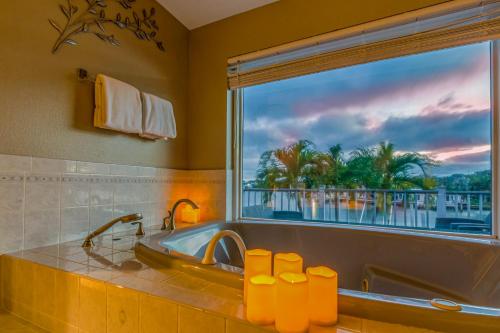 baño con bañera y ventana con vistas en Villa Azule, en Clearwater Beach