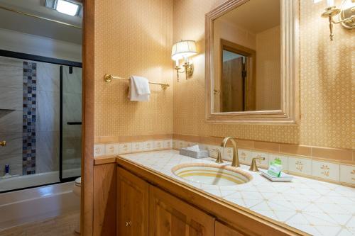 ein Bad mit einem Waschbecken, einem Spiegel und einer Dusche in der Unterkunft Creekside Condo 1296 - Bright & Sunny for 6 Guests with Resort Pool Included in Sun Valley