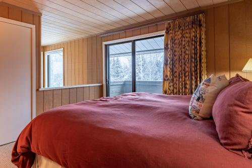 Schlafzimmer mit einem großen Bett und einem Fenster in der Unterkunft Creekside Condo 1296 - Bright & Sunny for 6 Guests with Resort Pool Included in Sun Valley