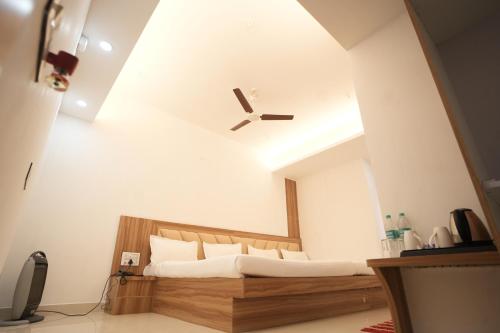 1 dormitorio con 1 cama y reloj en el techo en Hotel Shanti International en Deoghar