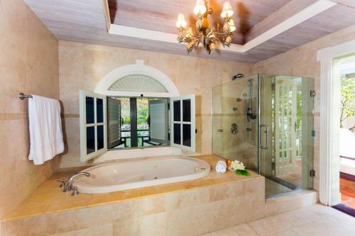 Ένα μπάνιο στο Stunning 5 BR Villa with Ocean Views