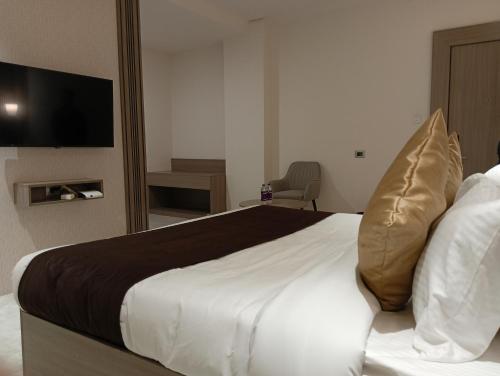 Una cama o camas en una habitación de BK Castles Hotel