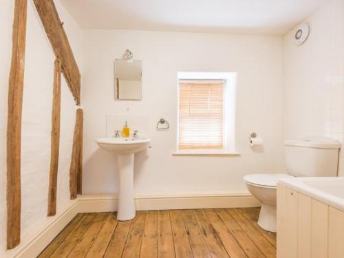 La salle de bains est pourvue d'un lavabo, de toilettes et d'une baignoire. dans l'établissement 3 Bed in Broughton-in-Furness SZ458, à Broughton-in-Furness