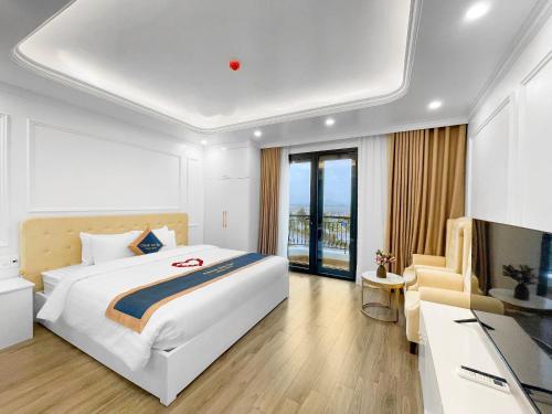 une chambre d'hôtel avec un lit et une télévision dans l'établissement Chemi Noi Bai Airport Hotel, à Hanoï