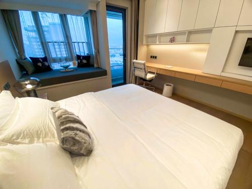 Rho Hotel柔居shenzhen international convention and exhibition centerにあるベッド