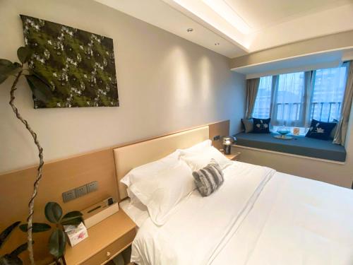 Rho Hotel柔居shenzhen international convention and exhibition centerにあるベッド