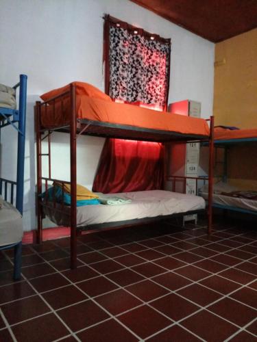 Ένα ή περισσότερα κρεβάτια σε δωμάτιο στο Karim Hostel
