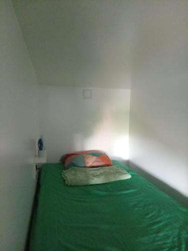 Ένα ή περισσότερα κρεβάτια σε δωμάτιο στο Karim Hostel