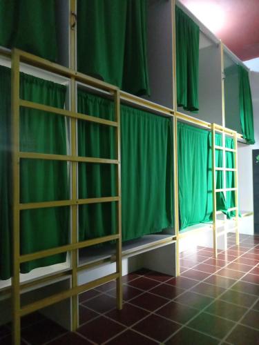 Ένα ή περισσότερα κρεβάτια σε δωμάτιο στο Karim Hostel