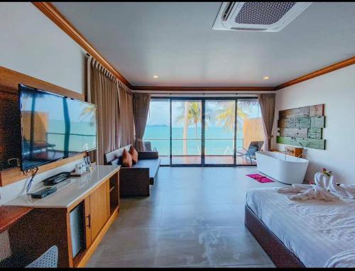 una camera d'albergo con letto, lavandino e bagno di Aokhanom Resort a Khanom