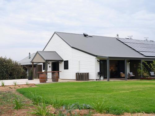 una casa blanca con paneles solares. en Shawwood Estate, en Buckaroo