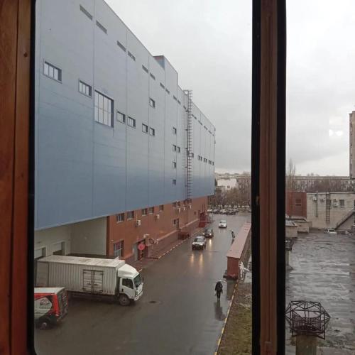 een uitzicht vanuit een raam van een straat met een vrachtwagen bij Пермитина 1 комнатная в доль реки Иртыш in Öskemen