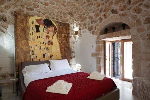 1 dormitorio con 1 cama con 2 toallas en Tenuta Bouganville With Garden And Pool - Happy Rentals, en Carpignano Salentino