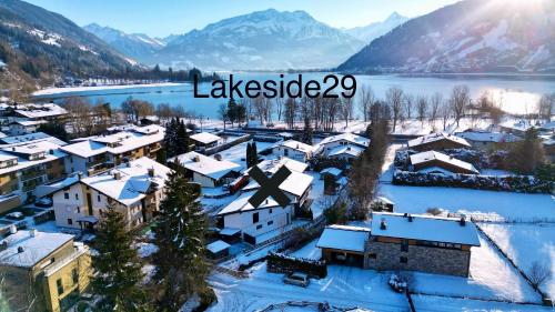 ツェル・アム・ゼーにあるApartments Lakeside 29 Zell am Seeの雪に覆われた村の空中風景