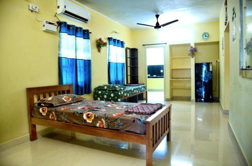 1 dormitorio con 1 cama y 1 sofá en una habitación en AKC Holiday Home, en Tirunelveli