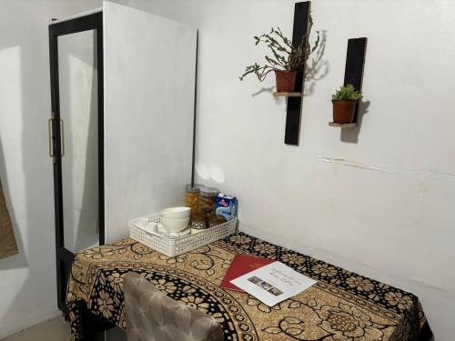 Habitación con mesa con espejo y mesa con sidra de mesa en Cozy bedroom in Suva, en Suva