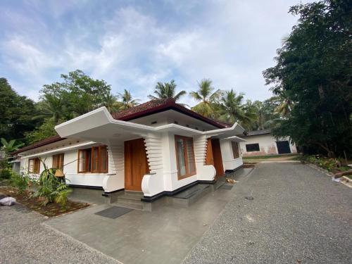 una piccola casa con un parcheggio di fronte di Happy Valley Residence Unawatuna a Galle