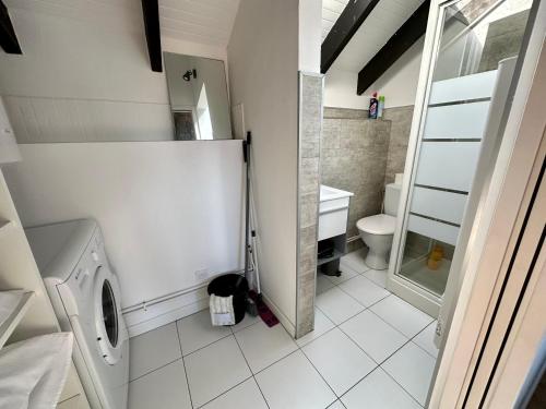 une salle de bain avec machine à laver et toilettes dans l'établissement Vue Dégagée #3, à Boulogne-sur-Mer