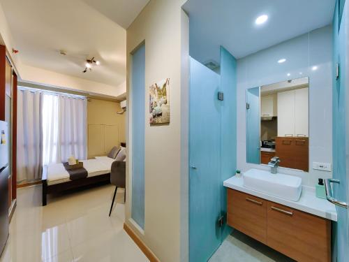 馬尼拉的住宿－Condotel at Sunshine100 Mandaluyong City near EDSA，一间带水槽和镜子的浴室