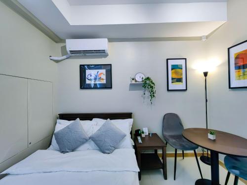 馬尼拉的住宿－Condotel at Sunshine100 Mandaluyong City near EDSA，一间卧室配有一张床和一张桌子