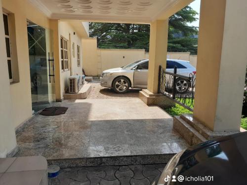 Winstons Place Hotel في Onitsha: سيارة متوقفة في ممر منزل