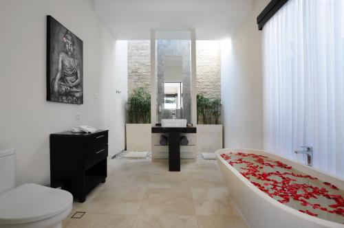 Ένα μπάνιο στο Athena Romantic 1br Pool Villa SANUR