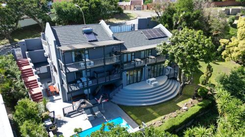 イースト・ロンドンにあるVincent Valley Lodgeのプール付きの家の航空写真