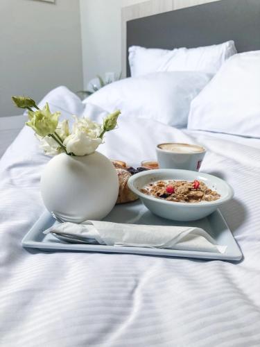 a tray with two bowls of food on a bed at Villa Nadar in Altopascio