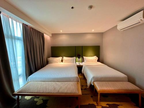 Ένα ή περισσότερα κρεβάτια σε δωμάτιο στο King Park Hotel Kota Kinabalu