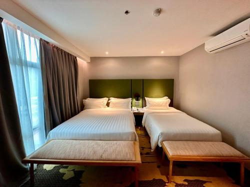 Ένα ή περισσότερα κρεβάτια σε δωμάτιο στο King Park Hotel Kota Kinabalu