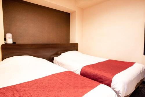 草津市にあるラックホテル草津のベッド2台が隣同士に設置された部屋です。