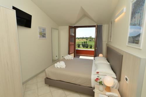 a small bedroom with a bed and a balcony at Villa Nadar in Altopascio