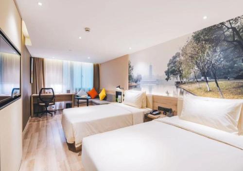 um quarto de hotel com duas camas e uma secretária em Atour Hotel New International Expo Center Longyang Road Shanghai em Xangai