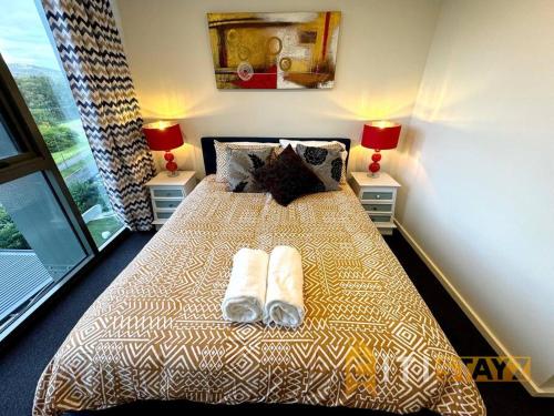 PhillipFancy in Phillip - 2bd 2bth Apt!的一间卧室，床上有两条毛巾