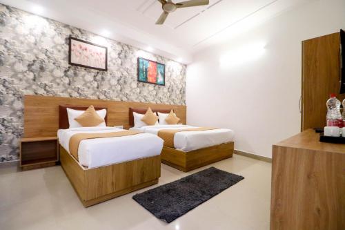 ニューデリーにあるHotel Stay Villa Near Delhi Airportのホテルルーム ベッド2台付