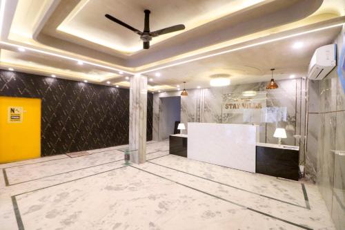 Zimmer mit einer Decke und einem Deckenventilator in der Unterkunft Hotel Stay Villa Near Delhi Airport in Neu-Delhi