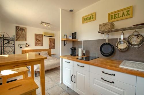 - une cuisine avec une table et un lit dans une chambre dans l'établissement Le logis de villiers, à Payns